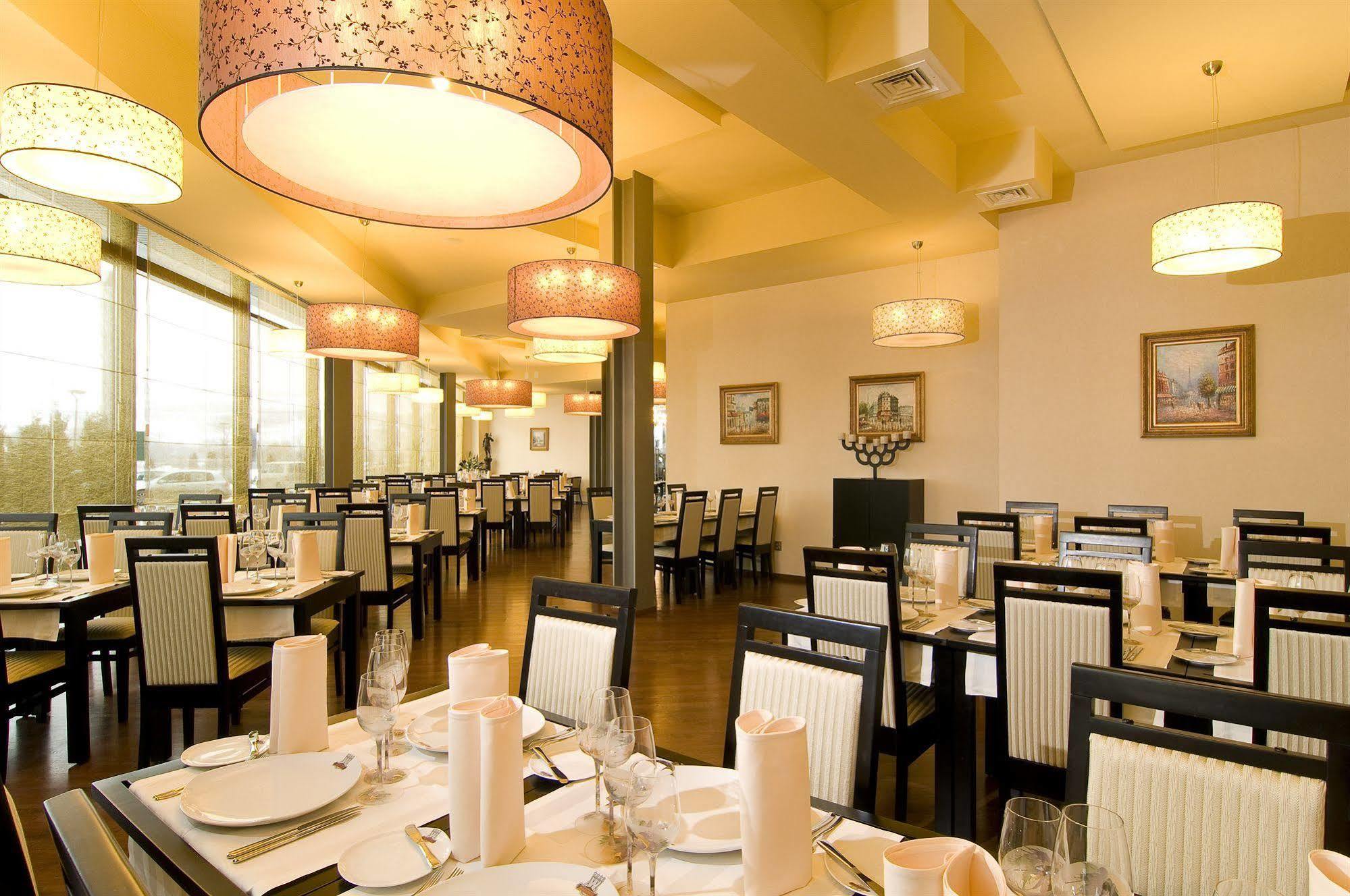 West City Hotel ฟลอเรชติ ร้านอาหาร รูปภาพ